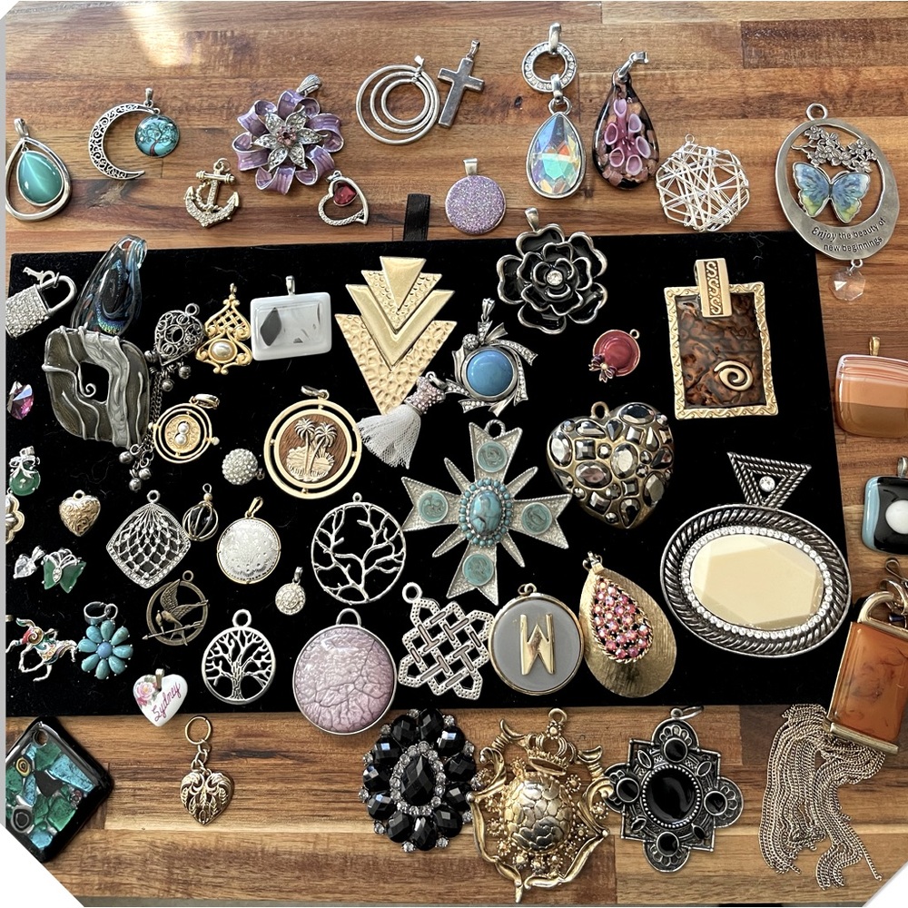 ❤️Pendants Live Shows. $4 Each On ALL